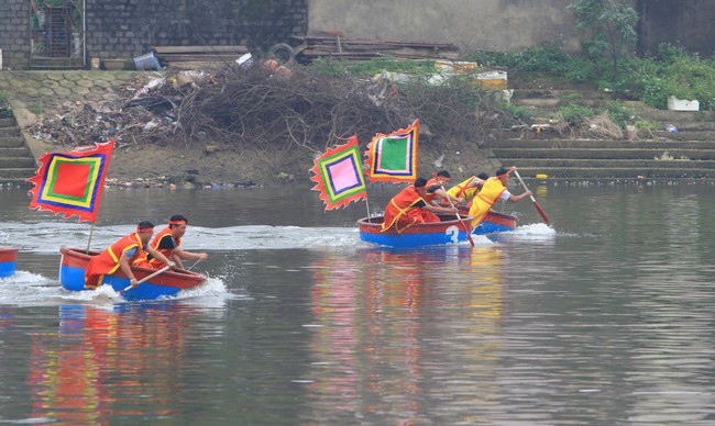 Một dòng họ trâm anh thế phiệt ở Nghệ An tổ chức giải đua thuyền, cả làng ra xem- Ảnh 1.