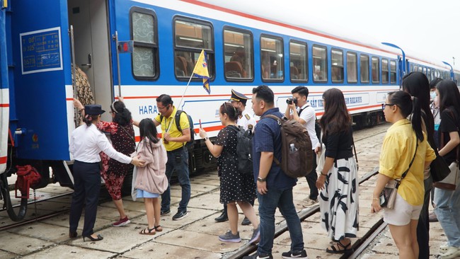 Khai trương đoàn tàu “Kết nối di sản miền Trung” nối Huế - Đà Nẵng, du khách thỏa sức ngắm cảnh đẹp - Ảnh 2.