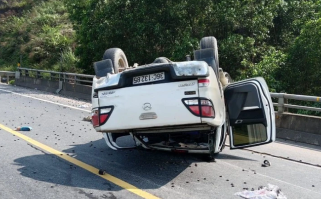 Xe bán tải lật ngửa trên cao tốc La Sơn- Túy Loan, 2 người bị thương - Ảnh 1.