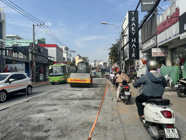 Lãnh đạo TP.Thủ Đức kiểm tra dự án chống ngập đường Võ Văn Ngân, yêu cầu làm ngày làm đêm theo đúng lời hứa - Ảnh 1.