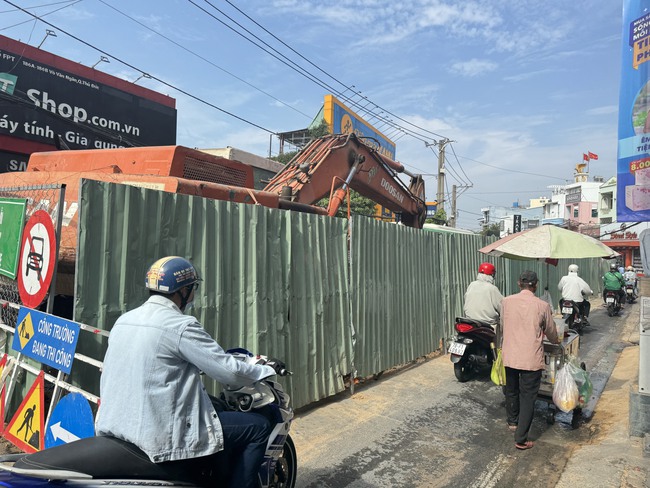 Lãnh đạo TP.Thủ Đức kiểm tra dự án chống ngập đường Võ Văn Ngân, yêu cầu làm ngày làm đêm theo đúng lời hứa - Ảnh 2.