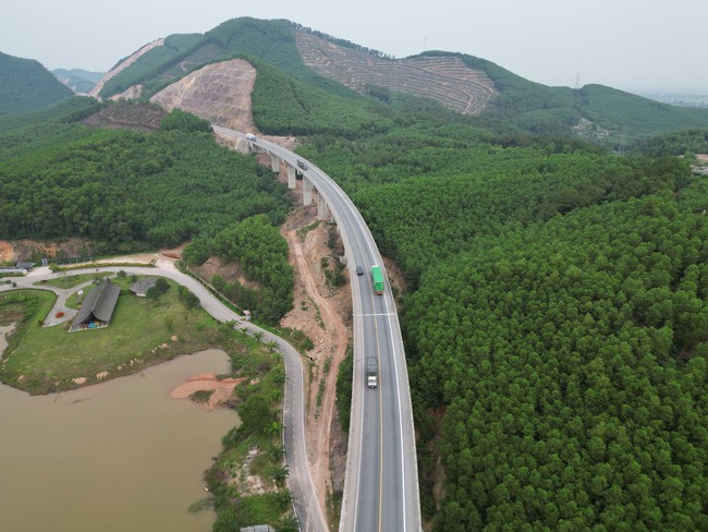 Chính thức cấm nhiều loại phương tiện lưu thông vào cao tốc Cam Lộ - La Sơn từ ngày 4/4- Ảnh 1.