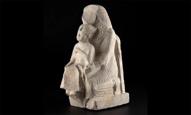 Giải mã bức tượng tạc pharaoh Ai Cập ngồi trong lòng “người lạ"- Ảnh 1.