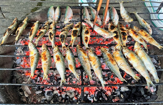 Đặc sản bén miệng của dân một nơi ở Nghệ An là ăn cá trích với thứ bánh thơm nức mùi hành phi- Ảnh 2.