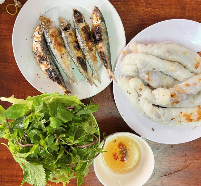 Đặc sản bén miệng của dân một nơi ở Nghệ An là ăn cá trích với thứ bánh thơm nức mùi hành phi- Ảnh 1.