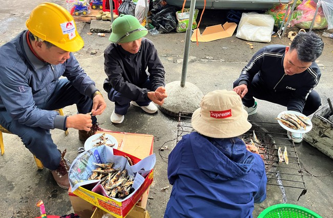 Đặc sản bén miệng của dân một nơi ở Nghệ An là ăn cá trích với thứ bánh thơm nức mùi hành phi- Ảnh 4.