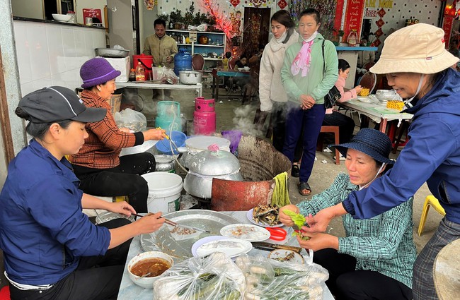 Đặc sản bén miệng của dân một nơi ở Nghệ An là ăn cá trích với thứ bánh thơm nức mùi hành phi- Ảnh 6.