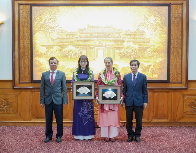 Hai phụ nữ nước ngoài được trao tặng danh hiệu Công dân danh dự tỉnh Thừa Thiên Huế- Ảnh 1.