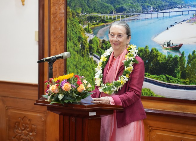 Hai phụ nữ nước ngoài được trao tặng danh hiệu Công dân danh dự tỉnh Thừa Thiên Huế- Ảnh 2.