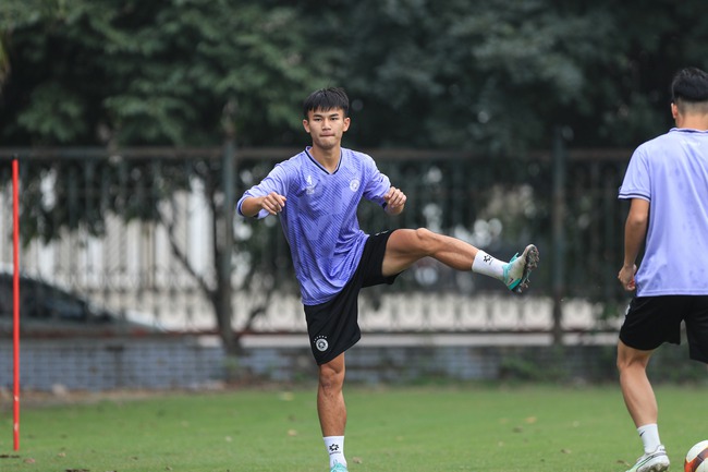Trẻ hóa đội hình, Hà Nội FC ra mắt tiền vệ được ví là Hùng Dũng 2.0 - Ảnh 1.