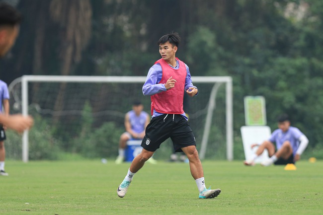 Trẻ hóa đội hình, Hà Nội FC ra mắt tiền vệ được ví là Hùng Dũng 2.0 - Ảnh 2.