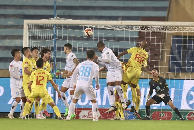 Video: Hữu Tuấn 2 lần “tặng” penalty, Nam Định vuột 3 điểm- Ảnh 1.