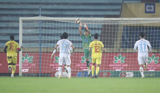 Video: VAR vào cuộc, Thanh Hoá hưởng penalty và Rimario đá panelka... thất bại- Ảnh 1.
