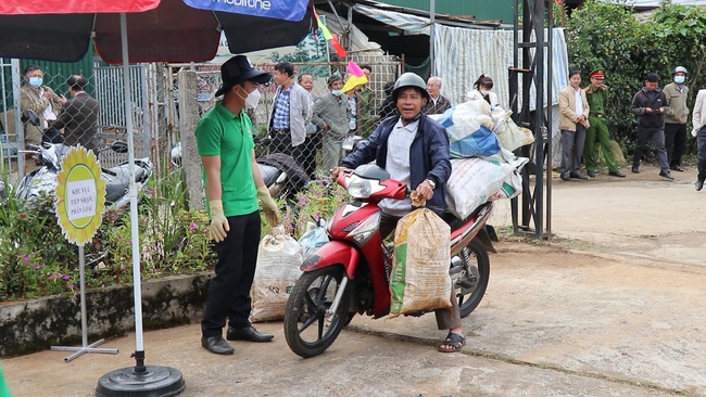 Ở Đà Lạt của Lâm Đồng, nông dân mang rác đến 14 phường là đổi được quà ngay và luôn- Ảnh 1.