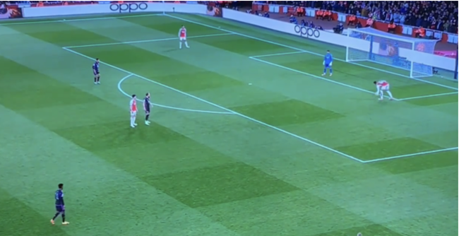 Kỳ lạ: Gabriel bắt bóng trong vòng cấm, Arsenal thoát 11m- Ảnh 1.
