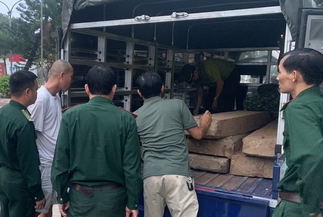 Bộ đội biên phòng ở Thừa Thiên Huế bắt giữ 2 ô tô tải vận chuyển gỗ lậu - Ảnh 1.