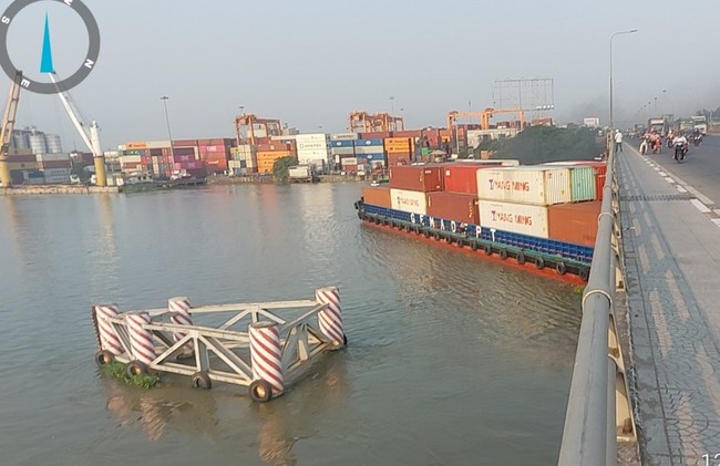 Giải cứu tàu Phước Long 72 chở container, có tải trọng 4.600 tấn kẹt dưới cầu Đồng Nai- Ảnh 1.