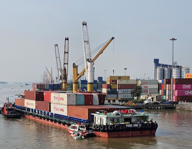 Giải cứu tàu Phước Long 72 chở container, có tải trọng 4.600 tấn kẹt dưới cầu Đồng Nai- Ảnh 2.