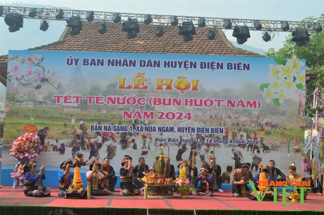 Sôi động Lễ hội Tết té nước "Bun Huột Nặm" Điện Biên năm 2024- Ảnh 1.