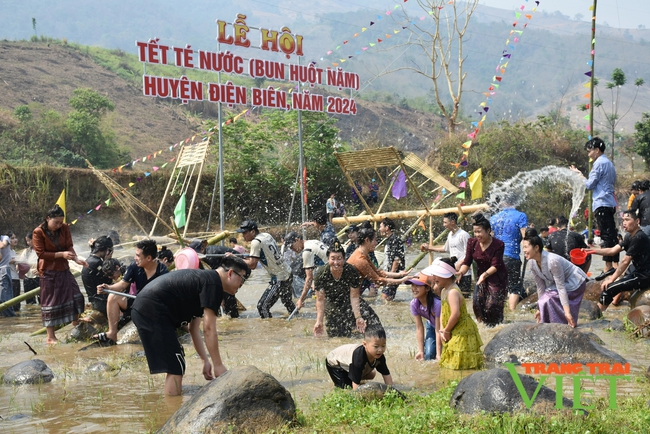 Sôi động Lễ hội Tết té nước "Bun Huột Nặm" Điện Biên năm 2024- Ảnh 2.