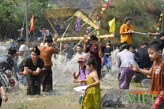 Sôi động Lễ hội Tết té nước "Bun Huột Nặm" Điện Biên năm 2024- Ảnh 3.