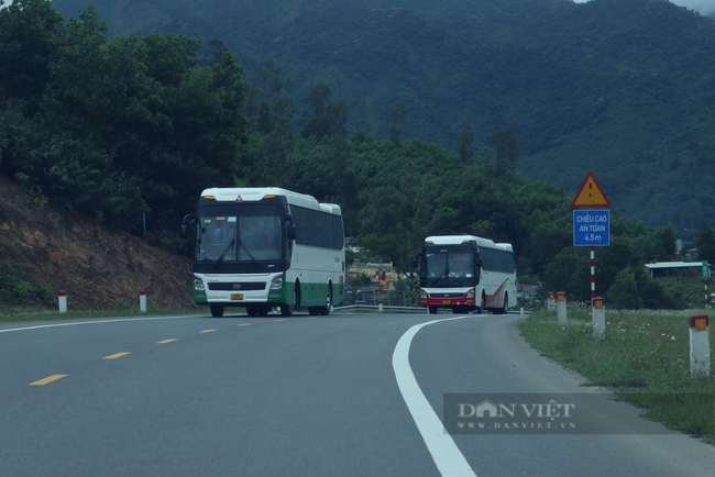 Bổ sung biển báo, lắp camera, phạt nguội xe vượt ẩu tuyến La Sơn – Hòa Liên- Ảnh 1.