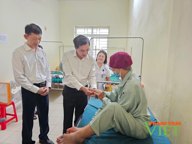 Bộ Y tế khám chữa bệnh miễn phí cho đồng bào các dân tộc Điện Biên- Ảnh 6.