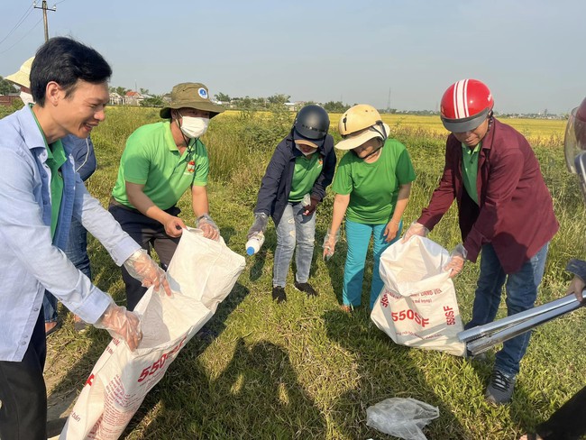 Cán bộ, hội viên nông dân TP.Huế ra quân thu gom bao bì thuốc bảo vệ thực vật trên đồng ruộng- Ảnh 3.