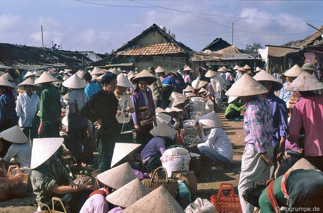 Sắc màu rực rỡ của chợ Điện Biên Phủ năm 1992- Ảnh 1.