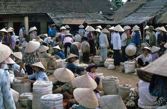 Sắc màu rực rỡ của chợ Điện Biên Phủ năm 1992- Ảnh 2.