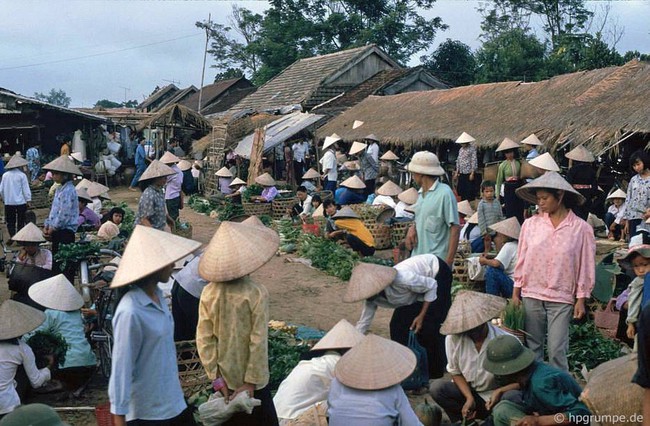 Sắc màu rực rỡ của chợ Điện Biên Phủ năm 1992- Ảnh 3.