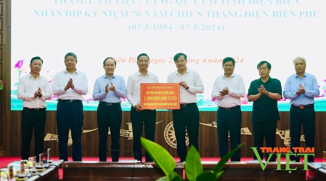 Thành uỷ Hà Nội tặng quà gia đình chính sách, trẻ em hoàn cảnh khó khăn ở Điện Biên- Ảnh 2.