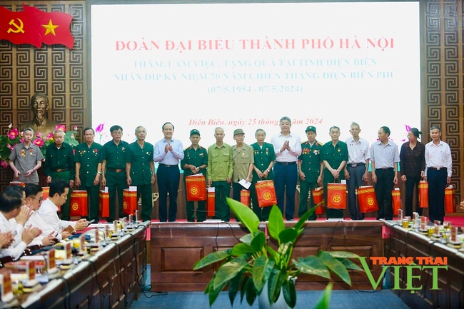 Thành uỷ Hà Nội tặng quà gia đình chính sách, trẻ em hoàn cảnh khó khăn ở Điện Biên- Ảnh 3.
