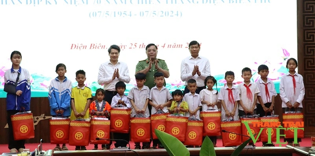Thành uỷ Hà Nội tặng quà gia đình chính sách, trẻ em hoàn cảnh khó khăn ở Điện Biên- Ảnh 4.