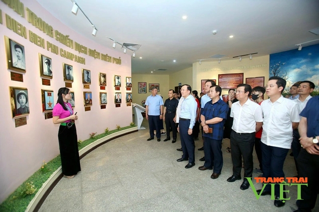 Thành uỷ Hà Nội tặng quà gia đình chính sách, trẻ em hoàn cảnh khó khăn ở Điện Biên- Ảnh 5.