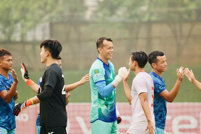 Thủ môn Bùi Tấn Trường bật mí lý do “quay xe”, gia nhập Hà Nội FC- Ảnh 1.