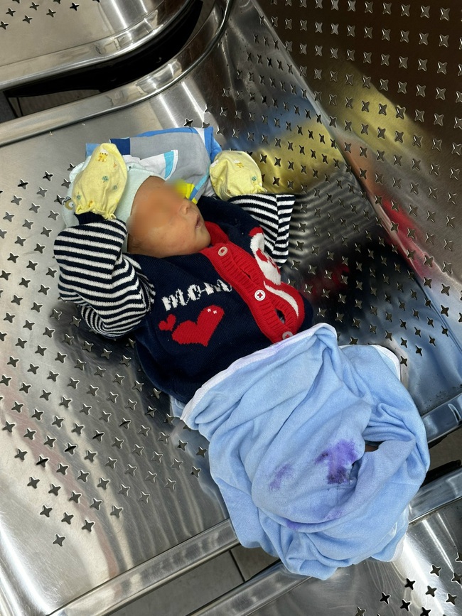 Người mẹ nhờ giữ giúp con để đi vệ sinh rồi bỏ rơi bé trai sơ sinh ở bến xe Miền Đông- Ảnh 1.