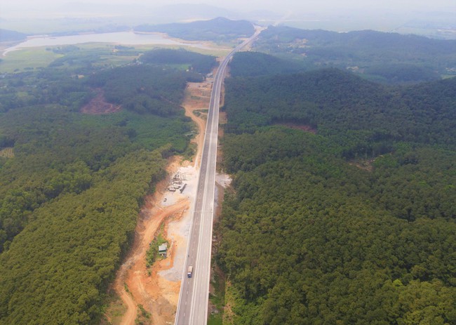 Ngắm toàn cảnh 30km đầu tiên trên dự án cao tốc Diễn Châu - Bãi Vọt được thông xe- Ảnh 6.