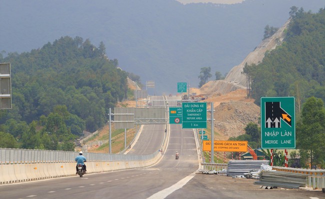 Ngắm toàn cảnh 30km đầu tiên trên dự án cao tốc Diễn Châu - Bãi Vọt được thông xe- Ảnh 2.