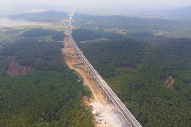 Ngắm toàn cảnh 30km đầu tiên trên dự án cao tốc Diễn Châu - Bãi Vọt được thông xe- Ảnh 1.