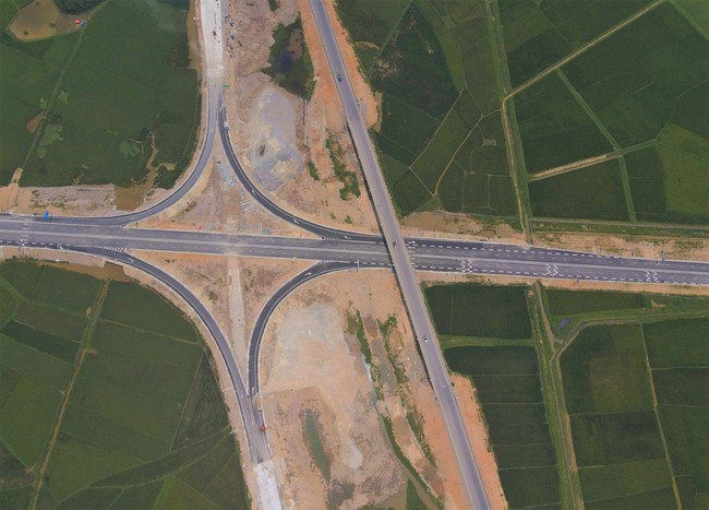 Ngắm toàn cảnh 30km đầu tiên trên dự án cao tốc Diễn Châu - Bãi Vọt được thông xe- Ảnh 3.