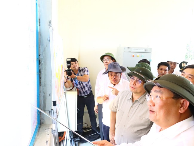 Thủ tướng Phạm Minh Chính khảo sát tình hình hạn hán, sản xuất của nông dân Ninh Thuận- Ảnh 1.