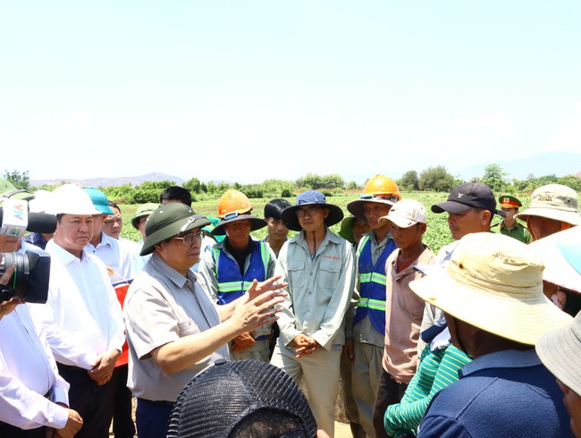 Thủ tướng Phạm Minh Chính khảo sát tình hình hạn hán, sản xuất của nông dân Ninh Thuận- Ảnh 4.