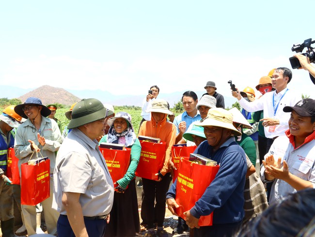 Thủ tướng Phạm Minh Chính khảo sát tình hình hạn hán, sản xuất của nông dân Ninh Thuận- Ảnh 5.