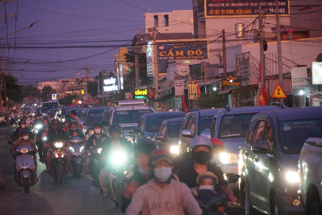 Người dân ùn ùn trở lại TP.HCM sớm, phà Cát Lái kẹt xe một đoạn dài hơn 3km- Ảnh 6.