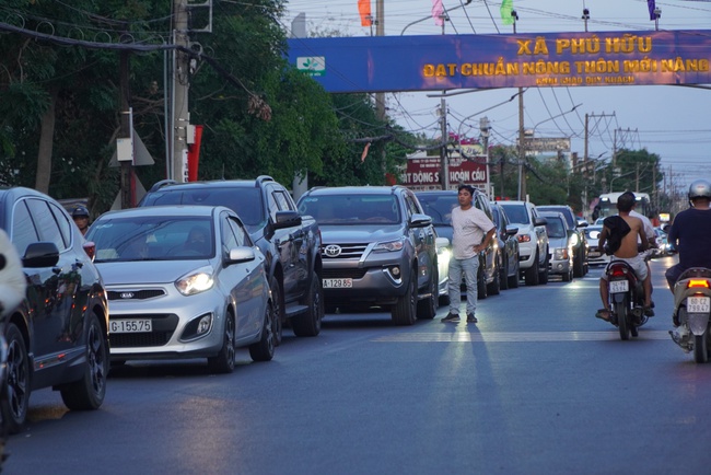 Người dân ùn ùn trở lại TP.HCM sớm, phà Cát Lái kẹt xe một đoạn dài hơn 3km- Ảnh 4.