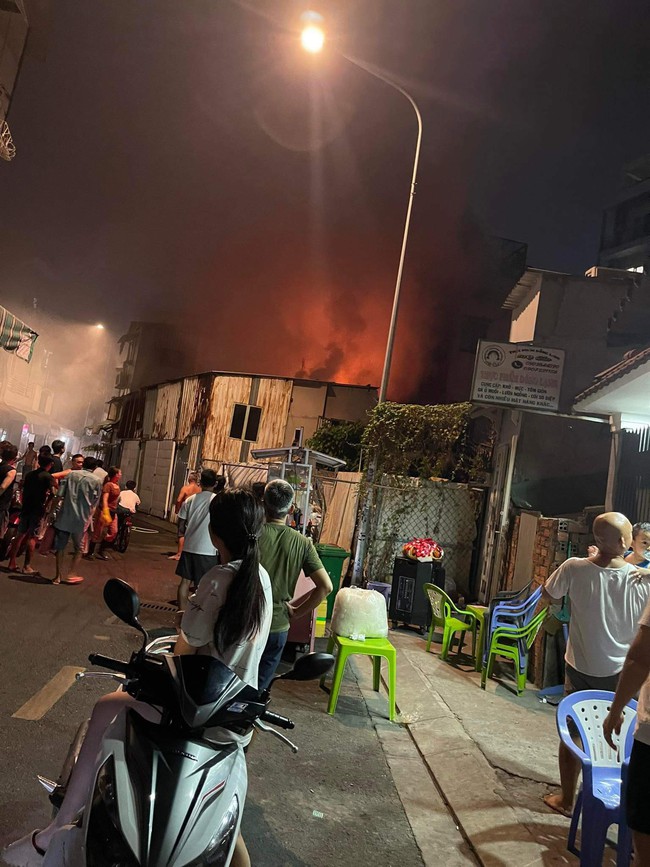 Cháy nhà trong hẻm ở quận Bình Thạnh, TP.HCM, 1 người tử vong - Ảnh 1.