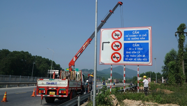 Không xử phạt xe hạng nặng đi vào cao tốc Cam Lộ-La Sơn trong 1-2 tuần đầu có quy định cấm- Ảnh 1.