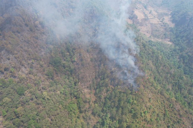 Điện Biên: Hơn 600 người đang nỗ lực chữa cháy rừng ở huyện Tủa Chùa

- Ảnh 1.