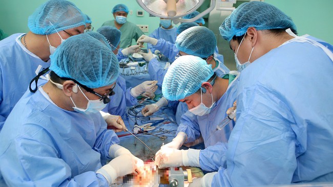 Bệnh viện Trung ương Huế lập 3 kỷ lục ghép tạng trong 48 giờ, cứu sống 8 bệnh nhân - Ảnh 1.